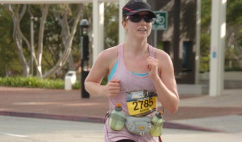 Math teacher Amanda Morris gears up with water bottles, a knee brace, hat, and sunglasses for her first marathon in Long Beach in 2013. Image used with permission from Amanda Morris.