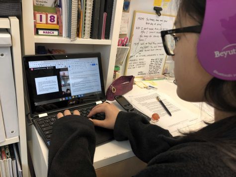 Accolade staff writer junior Hope Li joins the Google Meet that her fourth period Advanced Placement U.S. History teacher, David Wilde, set up. Like Li, many Sunny Hills students experienced WiFi and online app connection issues on the first day of distance learning. Photo taken by Accolade adviser Tommy Li.