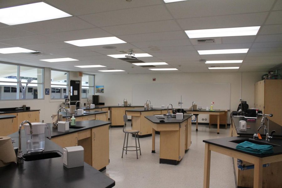 Science+teacher+Andrew+Gartner%E2%80%99s+renovated+classroom%2C+Room+112%2C+features+new+lab+stations+in+the+batwing+style.+Teachers+in+the+Science+Department+were+able+to+choose+this+style+or+have+lab+and+lecture+tables+separate.