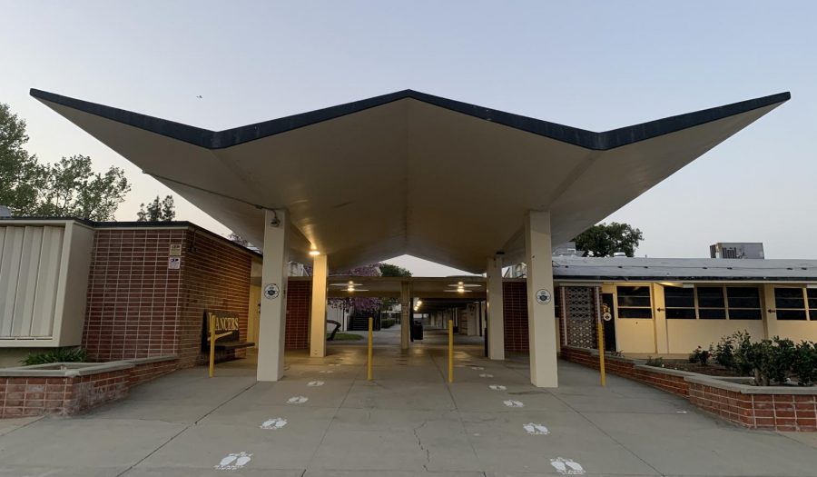 With the Fullerton Joint Union High School District board of trustees latest directive, Sunny Hills students will be allowed to walk through the front entrance for live classroom instruction four days a week starting April 19.   Those learning from home can still continue to do so.