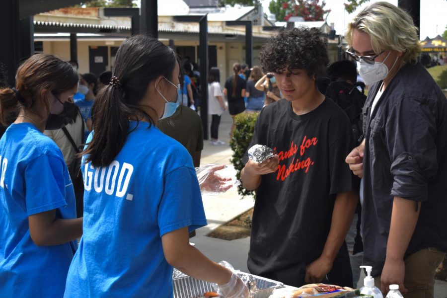  Link Crew leaders senior Alyssa Galvez (left) and junior Ellie Kim (right) hand out hot dogs to sophomores Andy Aguirre (left) and Maximiliano Soto (right) at the Sophomore Welcome BBQ held Wednesday, Aug. 11, in the quad.