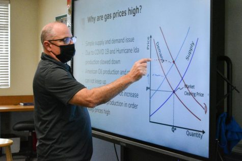 Social sciences teacher Greg Del Crognale explains the reason behind increased gas prices in relation to the supply chain on Dec. 3. Del Crognale is one of multiple economics teachers who commented on what they believe the source of the problem lies with the nation’s economy.

