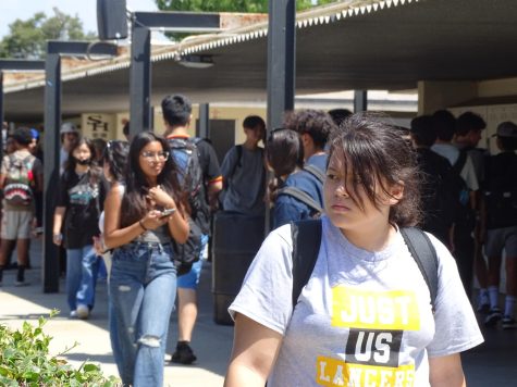 On the first day of school, students make their way through the 80s building hallway during lunch, which occurs before break because of the new bell schedule. To meet a recently passed state law, all public high schools starting this school year have to start no earlier than 8:30 a.m. – zero period exempted. 