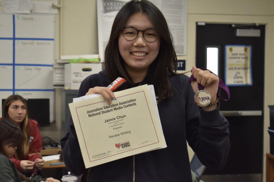 Newspaper+managing+editor+junior+Jaimie+Chun+holds+up+on+Monday%2C+April+24%2C+her+Superior+certificate+and+medal%2C+which+she+earned+from++competing+in+the+Student+Media+Contest+sponsored+by+the+Journalism+Education+Association.+The+national+writeoff+competition+was+held+Friday%2C+April+21%2C+at+a+journalism+convention+in+San+Francisco.