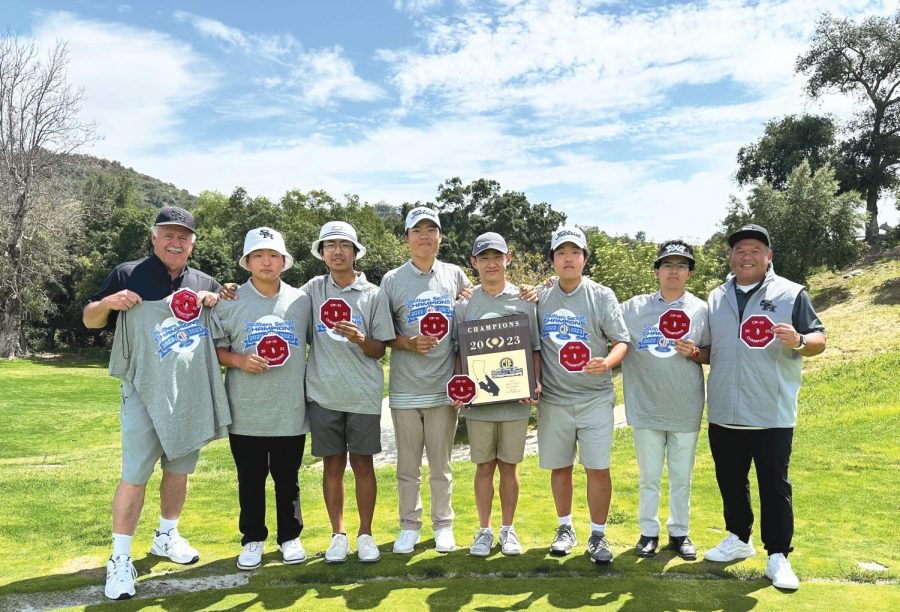 The+Sunny+Hills+boys+golf+team+celebrates+its+CIF+Southern+Section+Division+1+championship+victory+by+posing+with+a+plaque+at+the+Cross+Creek+Golf+Club+Monday%2C+May+15.+The+Lancers+played+against+19+other+schools+and+secured+the+CIF+Southern+Section+Championship+title+with+an+overall+score+of+360+in+the+three-day+tournament.