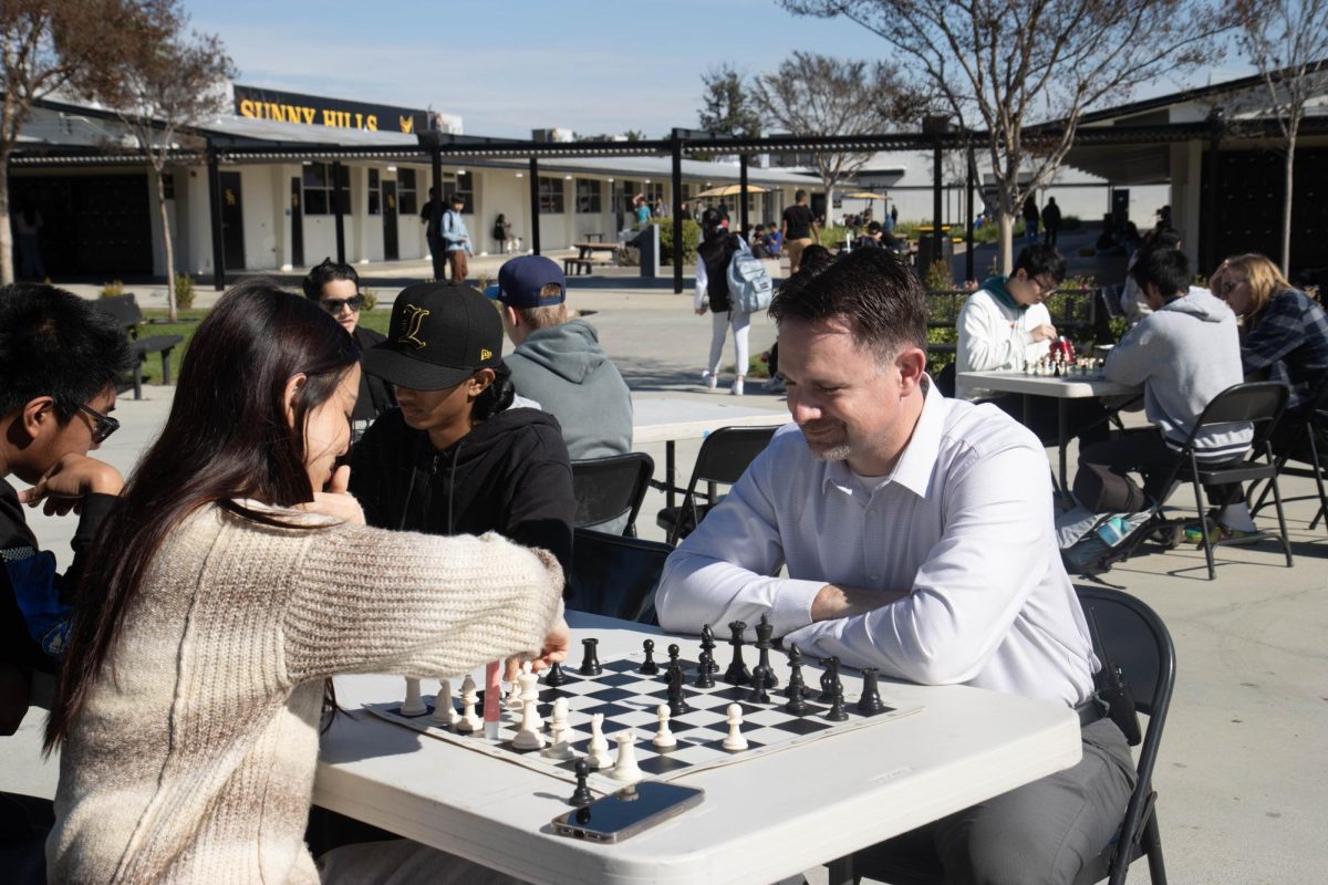 Principal+Craig+Weinreich+plays+chess+against+a+student+in+the+quad+during+lunch+on+Wednesday%2C+Jan.+31.+In+an+attempt+to+make+the+Chess+Club+more+visible%2C+cabinet+members+decided+to+bring+the+game+play+from+their+regular+meeting+room+in+Room+52+to+the+quad.+
