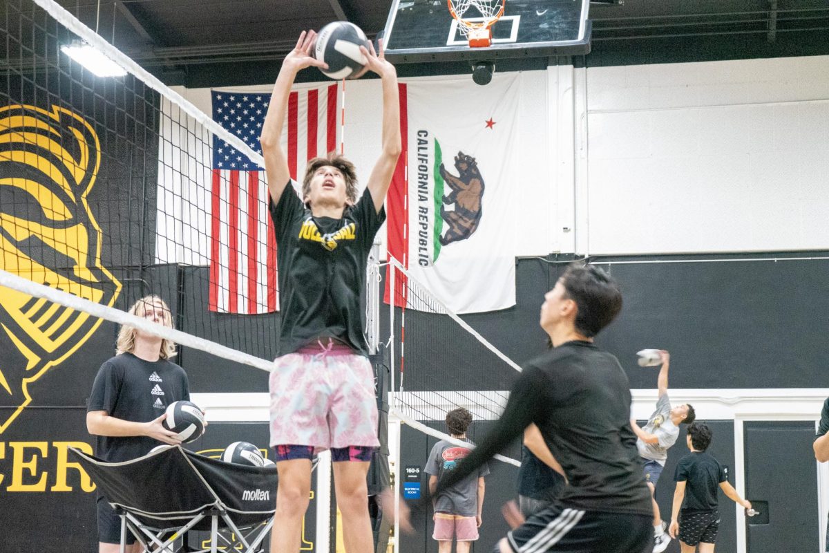 Setter+sophomore+Parker+Mesnik+gets+the+ball+ready+for+middle+blocker+senior+Boa+Hwang+to+spike+it+during+the+boys+volleyball+practice+on+Monday%2C+Feb.+26%2C+in+the+Sunny+Hills+gym.