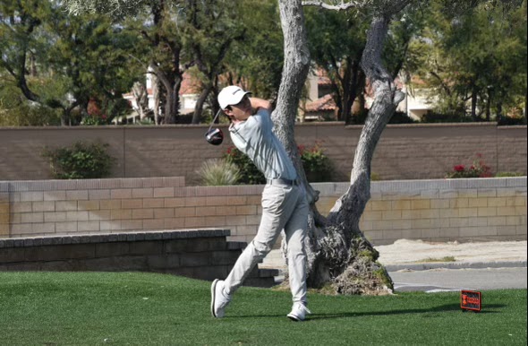 Sophomore Jonathan Jeon tees off on the first hole at the Fullerton Golf Course against the Fullerton Indians Thursday, March 28. The Lancers won this match with a score of 180-204. (Image used with permission from Felipe Jikal.)