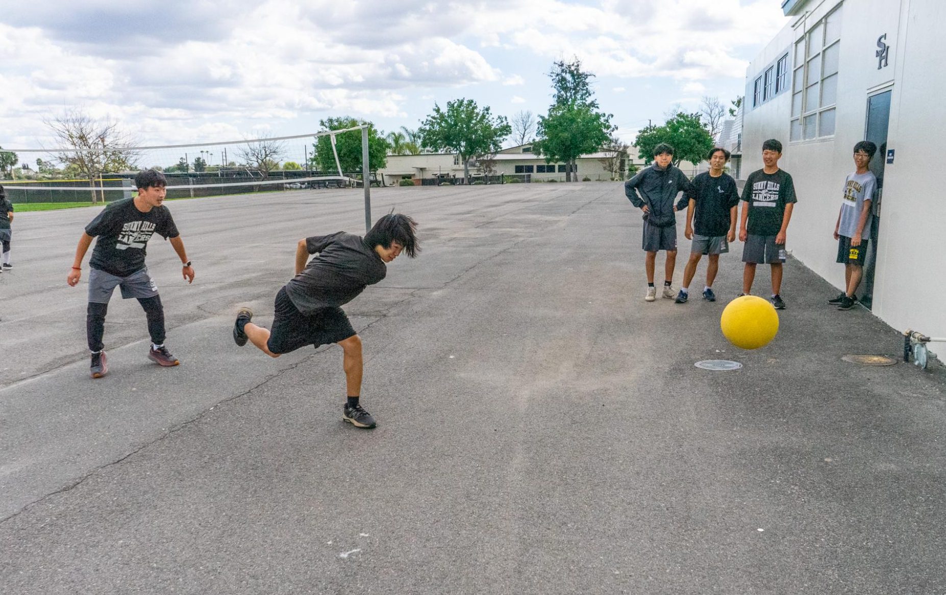 Sophomores Ryan Lim (left) and Husieon Rho and play handball against the wall outside of the girls’ lockers during their fourth period PE class Friday, March 1.