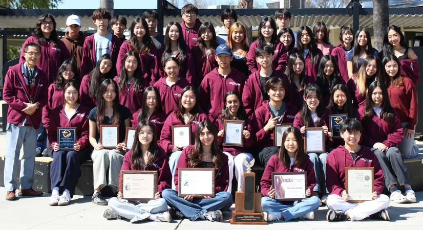 Accolade adviser Tommy Li (far left, third row from bottom) stands with his staff in the quad during fourth period in May to celebrate their historic school year of earning the most journalism awards of any previous staffs in the journalism program. Li officially announced his retirement from teaching at Sunny Hills and in the Fullerton Joint Union High School District in a column he wrote in the Friday, May 16, Accolade senior magazine issue.